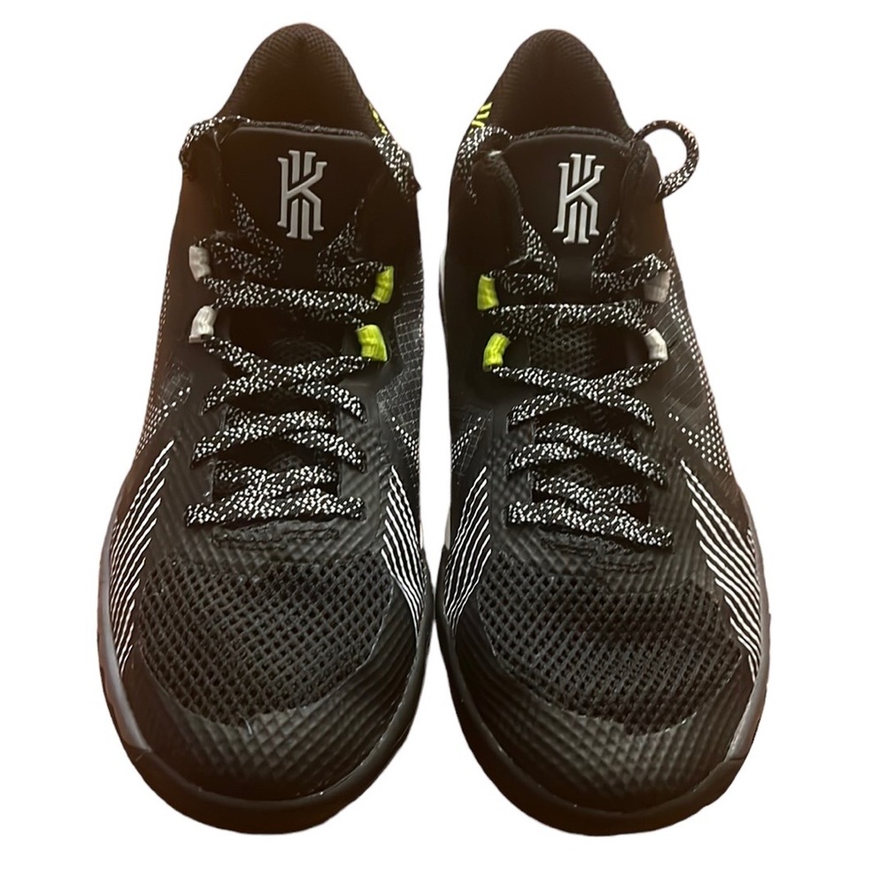 Nike Kyrie Flytrap Size 5.5 Youth Black